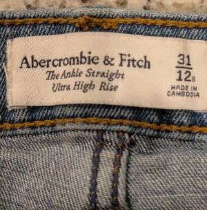 Abercrombie & Fitch Ultra High Rise Ankle Straight Distressed Jeans Size 31 / 12